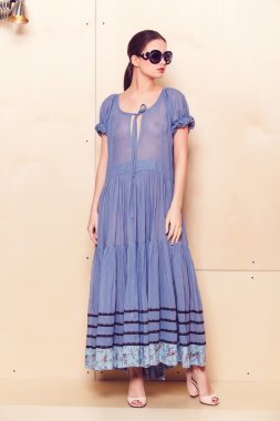 Tam vücut ince kadın mavi sundress