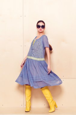 Tam vücut ince kadın mavi sundress