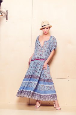 tam uzunlukta portre romantik içinde çok güzel bir kadın