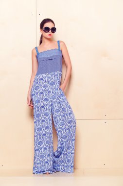 Pantolon takım genç bir kadın portresi tam yükseklikte