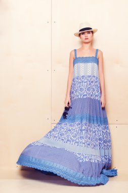 tam uzunlukta portre romantik içinde çok güzel bir kadın