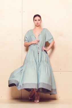 tam uzunlukta portre romantik içinde çok güzel bir kadın