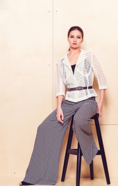 Pantolon takım genç bir kadın portresi tam yükseklikte