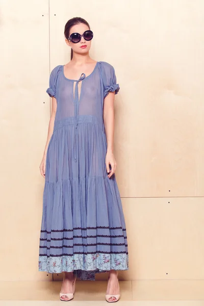 Pieno corpo sottile donna in sundress blu — Foto Stock