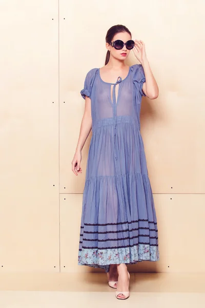Full kropp slank kvinne i blå solkjole – stockfoto
