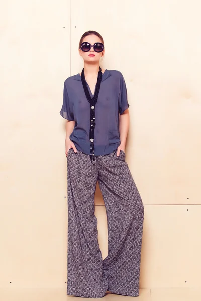Full höjd porträtt av en ung kvinna i pantsuit — Stockfoto