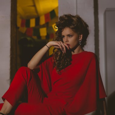 Kırmızı dudaklar ve kıvırcık saçlar güzel sarışın kadınla