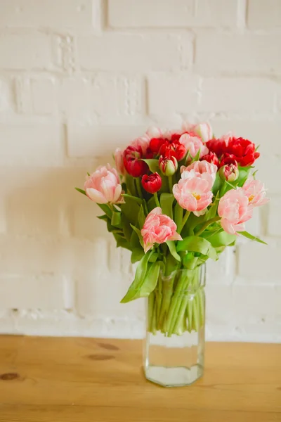 Boeket van tulpen op witte achtergrond voor reclame — Stockfoto