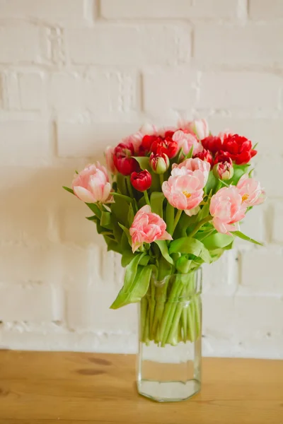 Boeket van tulpen op witte achtergrond voor reclame — Stockfoto