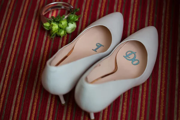 Wedding shoes and bouquet — Stock Photo, Image