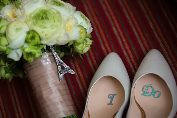 Scarpe da sposa e bouquet — Foto Stock