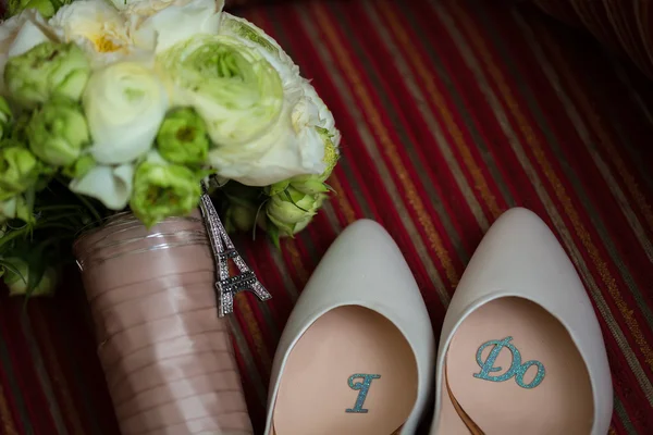 婚礼鞋和花束 — 图库照片