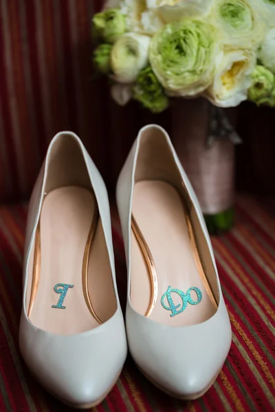 Zapatos de boda y ramo —  Fotos de Stock