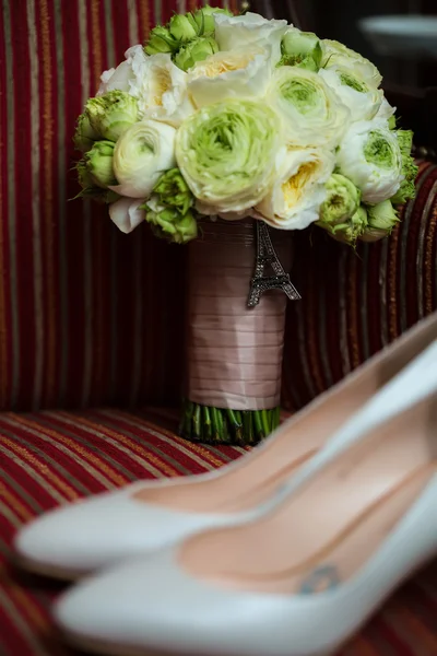 Trouwschoenen en boeket — Stockfoto