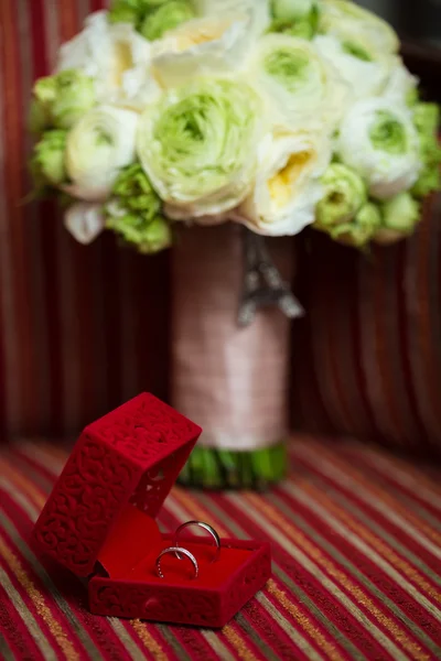 Luxo anel de casamento de diamante em caixa de seda de veludo vermelho — Fotografia de Stock