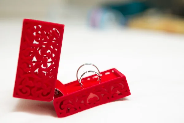 Anillo de boda en caja de seda de terciopelo rojo — Foto de Stock