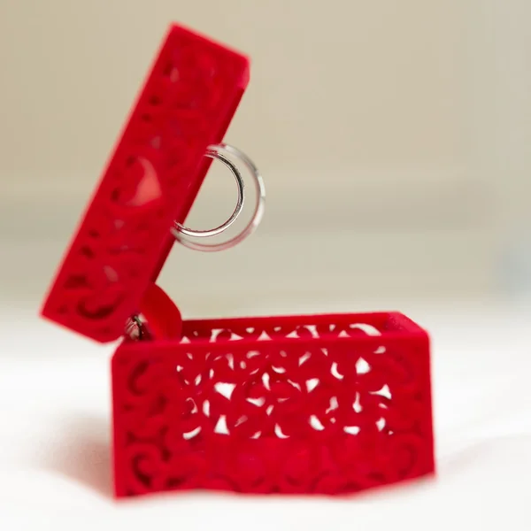 빨간 벨벳 실크 상자에 결혼 반지 — 스톡 사진