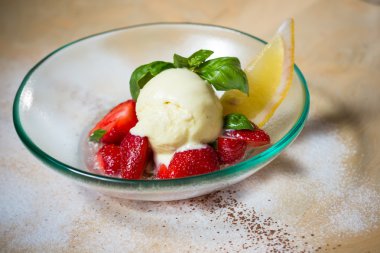 Taze çilekli dondurma.