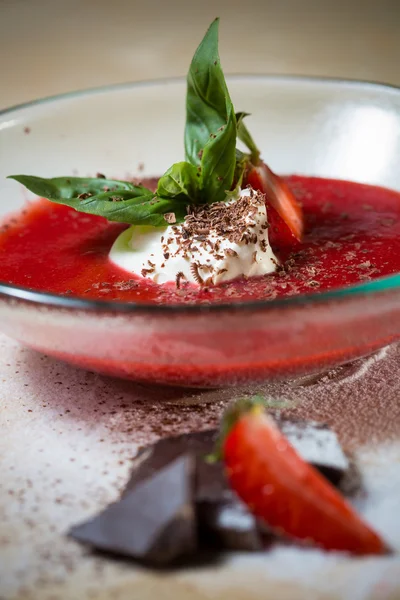 Strawberry soup with ice cream and mint on a plate decoratedfresh strawberries — Stock Photo, Image