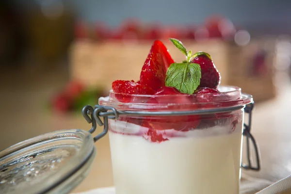 Strawberry tiramisu dengan mascarpone . — Stok Foto