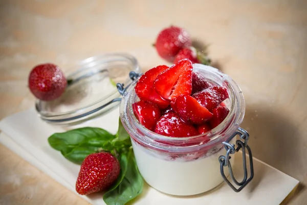 Tiramisu aux fraises avec mascarpone . — Photo