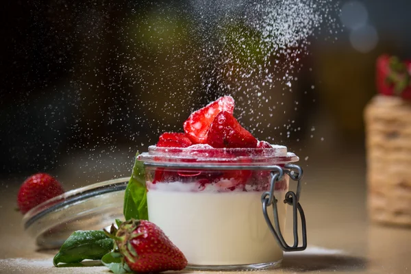 Strawberry tiramisu with mascarpone. — Stock Photo, Image