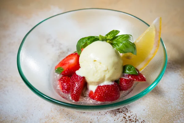 新鮮なイチゴとアイスクリーム — ストック写真