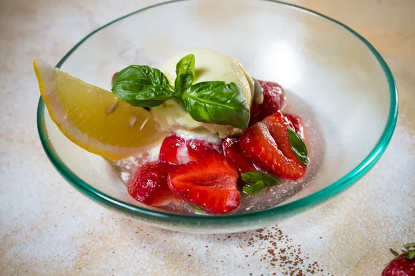 Gelato con fragole fresche — Foto Stock