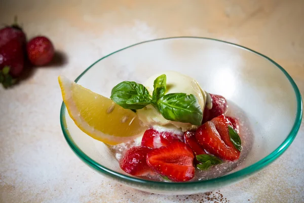 Ice cream with fresh strawberries — Stock Photo, Image
