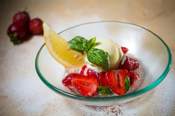 Ice cream with fresh strawberries — Stock Photo, Image