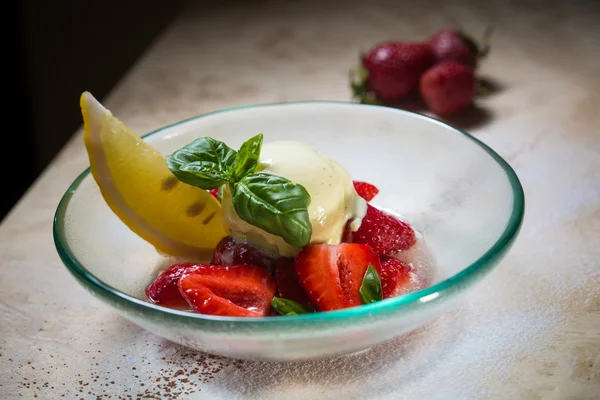 Ice cream with fresh strawberries — Stock Photo, Image