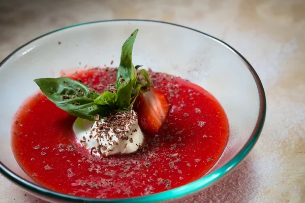 Sopa de morango com sorvete e hortelã em um prato decoradomorangos frescos — Fotografia de Stock