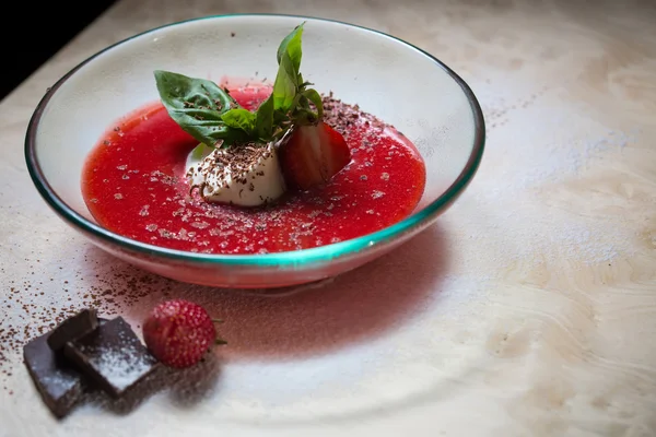 Sopa de morango com sorvete e hortelã em um prato decoradomorangos frescos — Fotografia de Stock