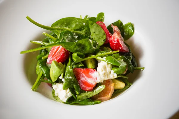 Salade fraîche aux fraises, fromage de chèvre et crevettes — Photo