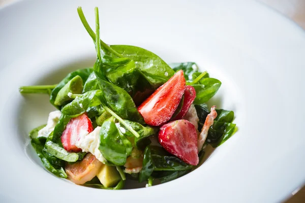 Insalata fresca con fragole, formaggio di capra e gamberetti — Foto Stock