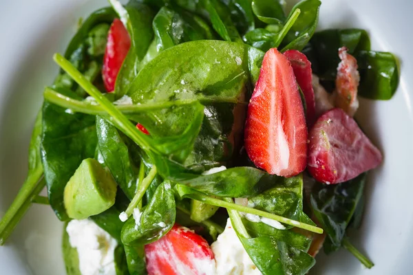 Ensalada fresca con fresas, queso de cabra y camarones — Foto de Stock