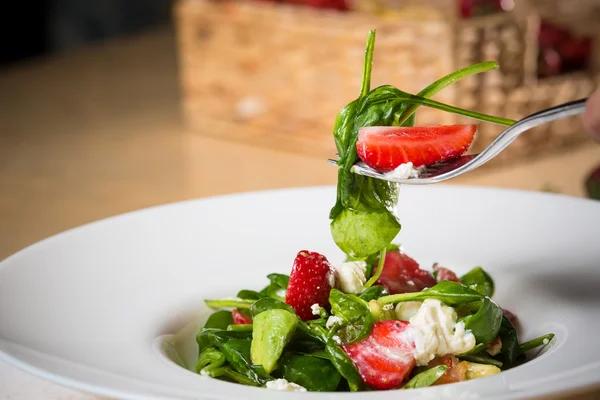 Verse salade met garnalen, aardbeien en geitenkaas — Stockfoto
