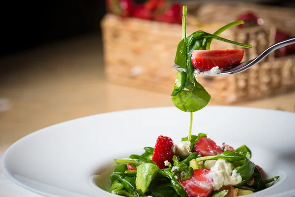 Salada fresca com morangos, queijo de cabra e camarões — Fotografia de Stock