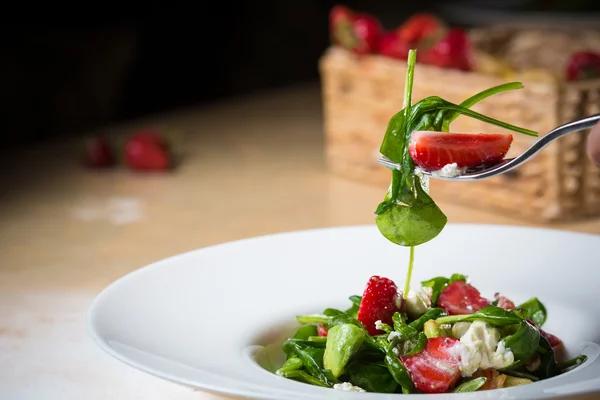 Frischer Salat mit Erdbeeren, Ziegenkäse und Garnelen — Stockfoto