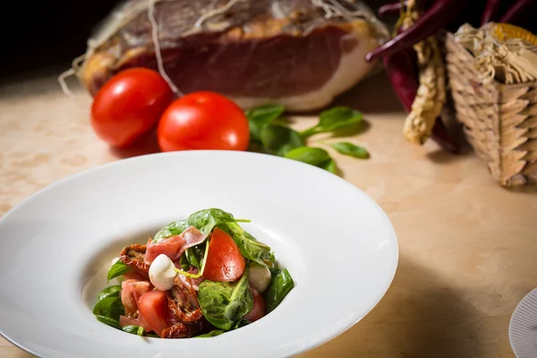 Salad with strawberry, prosciutto, herbs, cottage cheese and blackberry balsamic vinegar. — Stock Photo, Image