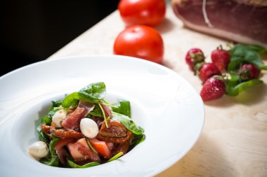 Çilek, jambon, otlar, süzme peynir ve blackberry balsamik sirke ile salata.