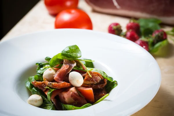 Ensalada con fresa, jamón, hierbas, requesón y vinagre balsámico de mora . — Foto de Stock