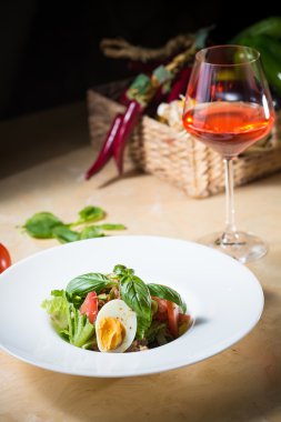 Bahar tabak karışık salata çilek, yumurta ve ton balığı ile