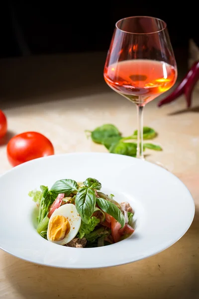 Plaat van de lente Meng salade met aardbei, eieren en tonijn — Stockfoto