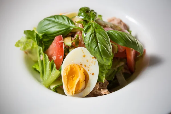 Plaat van de lente Meng salade met aardbei, eieren en tonijn — Stockfoto