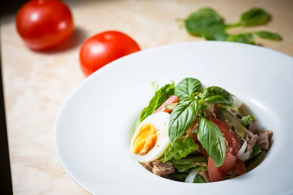 Bahar tabak karışık salata çilek, yumurta ve ton balığı ile — Stok fotoğraf