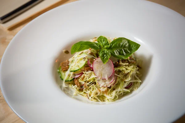 Salade van kruiden, komkommer, kool en radijs in kom. — Stockfoto