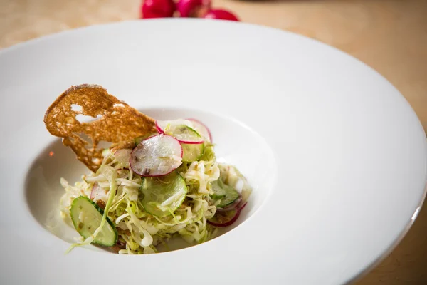 Salad from cabbage, herbs, cucumber and radish in bowl. — Stock Photo, Image