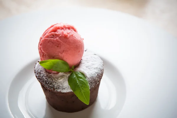 Torta calda al cioccolato fondente — Foto Stock