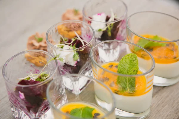 Catering. Salade met een glas — Stockfoto